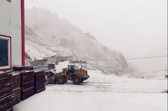 人間四月芳菲盡，山中春雪還復(fù)來(lái)