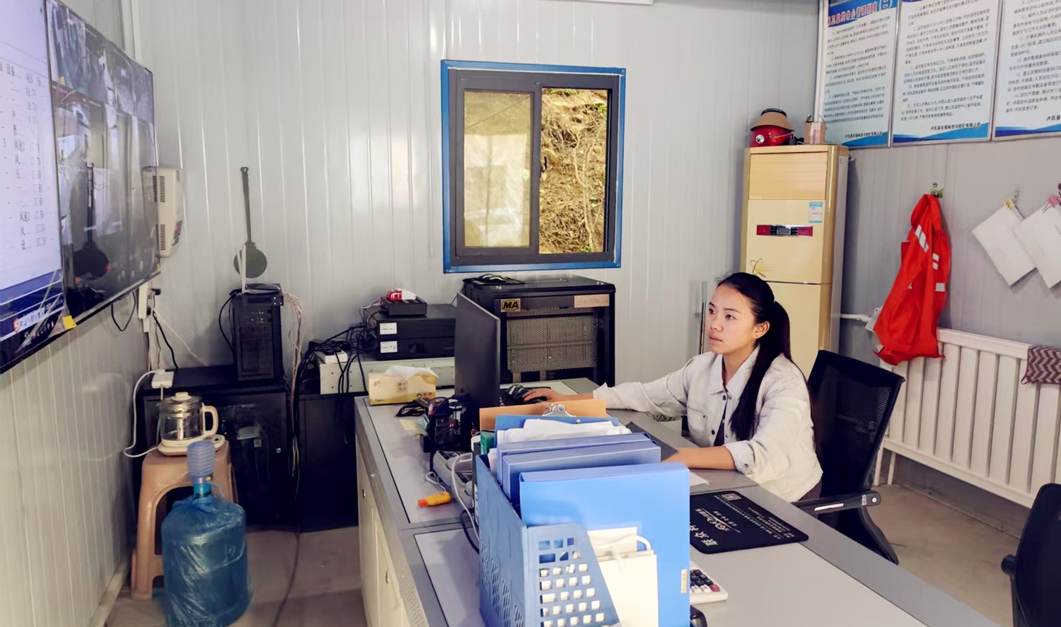 堅(jiān)守安全防線(xiàn)，綻放巾幗風(fēng)采｜記西溝鐵礦安全監(jiān)控員黃春玲